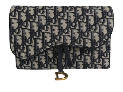 Saddle Pouch Wallet On Chain, front view